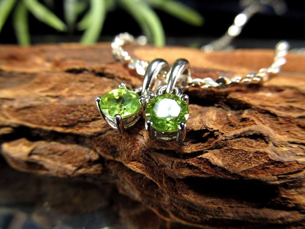 ペリドット かんらん石 ペンダントトップ アクセサリー ハワイアンダイヤモンド