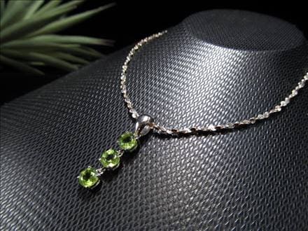 ペリドット かんらん石 ペンダントトップ アクセサリー ハワイアンダイヤモンド