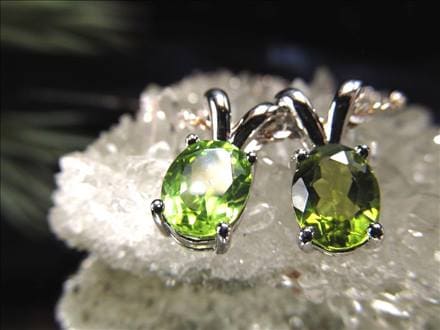 ペリドット かんらん石 ペンダントトップ アクセサリー ハワイアンダイヤモンド