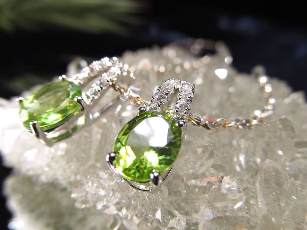 ペリドット かんらん石 ペンダントトップ アクセサリー ハワイアンダイヤモンド