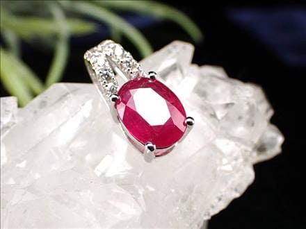ルビー ペンダントトップ 女王 宝石 赤色