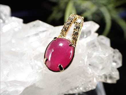ルビー ペンダントトップ 女王 宝石 赤色
