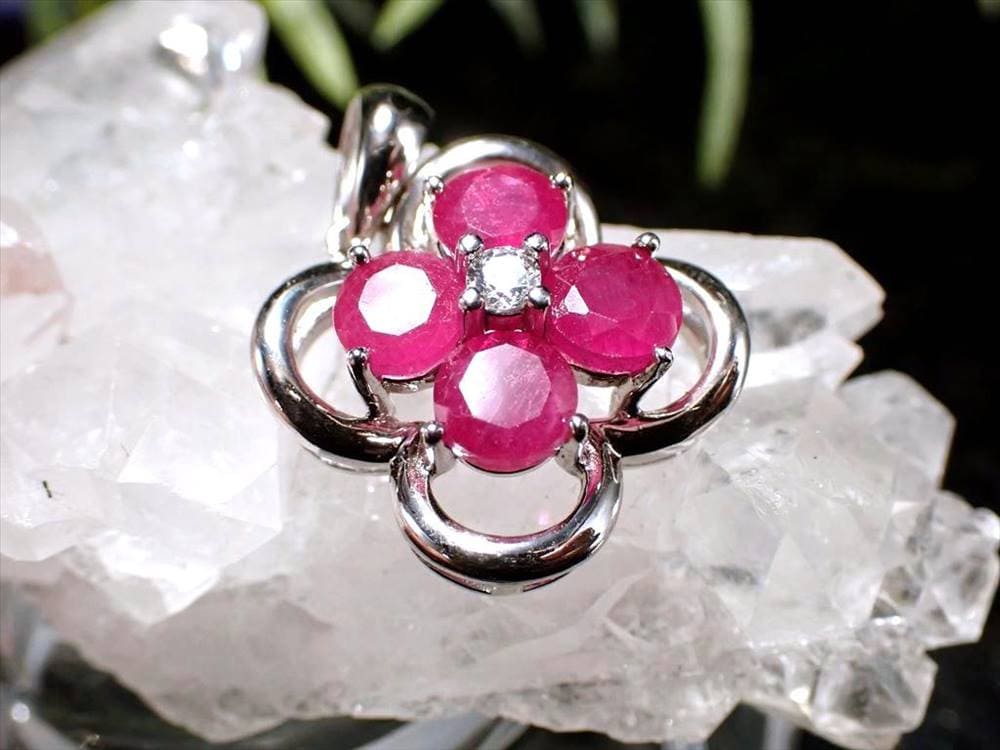 ルビー ペンダントトップ 女王 宝石 赤色