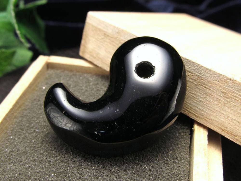 モリオン 黒水晶 勾玉 魔除け お守り