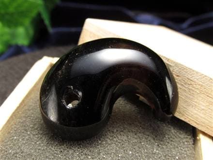 モリオン 黒水晶 勾玉 魔除け お守り