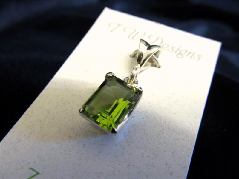 ＊NEW＊カラーチェンジ人工石ズルタナイト ペンダントトップシルバー925 ◇限定入荷！◇大粒ルースストーン使用◇グリーン&ピンクの神秘的な