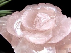 ローズクォーツ【紅石英】薔薇彫刻置物